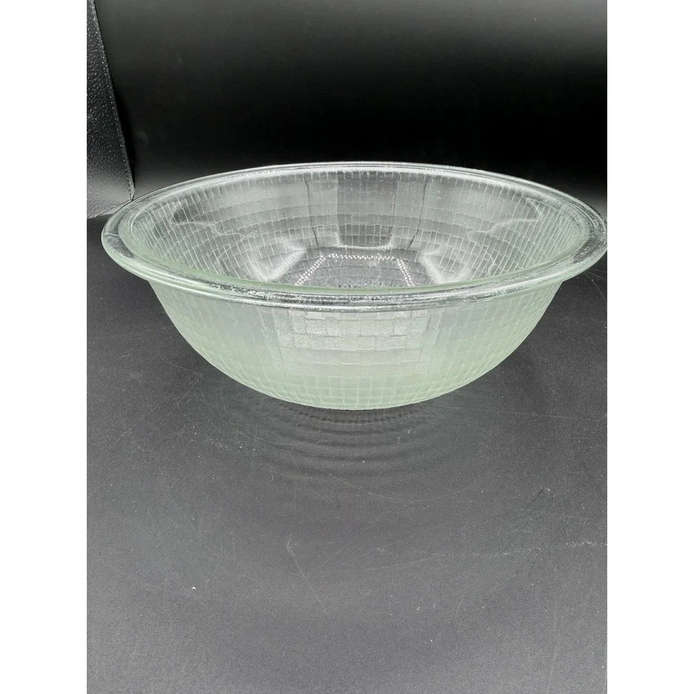 ❄️✨ Vintage Pyrex Frosted Basket‑Weave Textured Bowl – Ovenware – 1960s–1980s